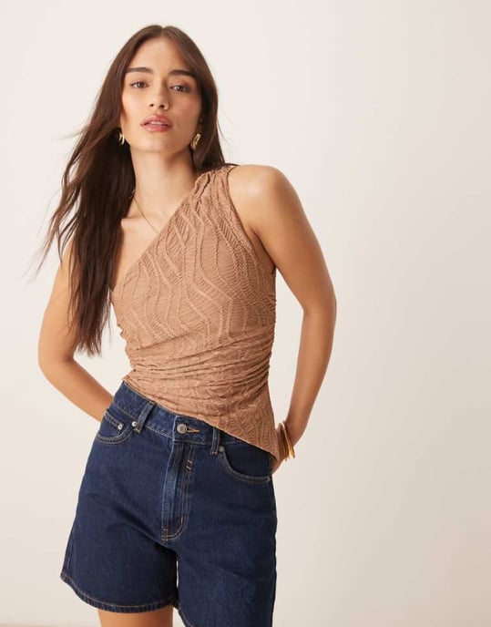 ASOS DESIGN texturerad topp med en axel och asymmetrisk nederkant samt rynkdetalj i stenfärg - Image 1