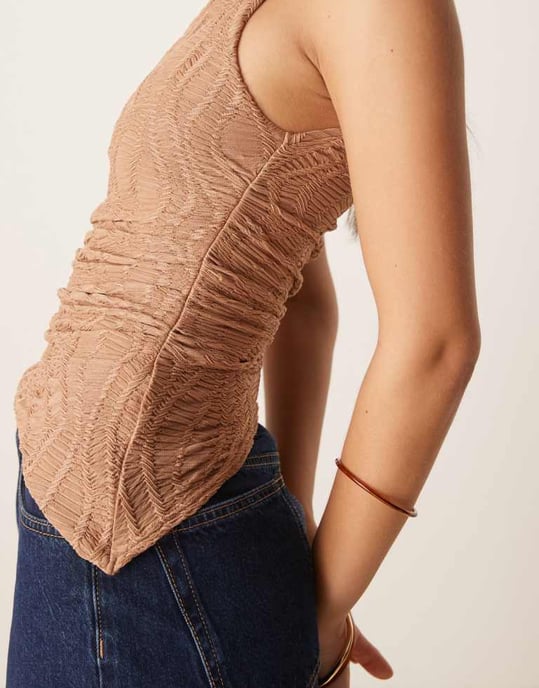 ASOS DESIGN texturerad topp med en axel och asymmetrisk nederkant samt rynkdetalj i stenfärg - Image 2