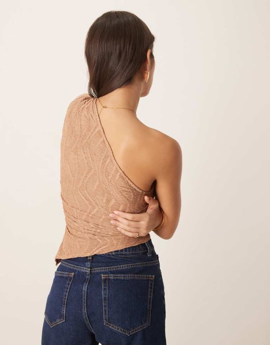 ASOS DESIGN texturerad topp med en axel och asymmetrisk nederkant samt rynkdetalj i stenfärg - Image 3