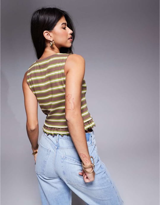 ASOS DESIGN randig volang utanärmad boxy topp i brun - Image 2