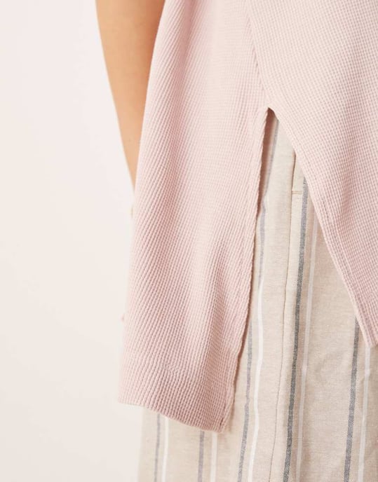 ASOS DESIGN oversized våffel t-shirt med extrem nederkant i tvättad rosa - Image 4
