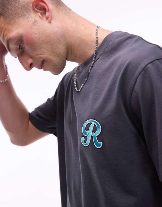Topman tung avslappnad t-shirt med bokstäver i chenillebroderi i kolgrå - Image 1