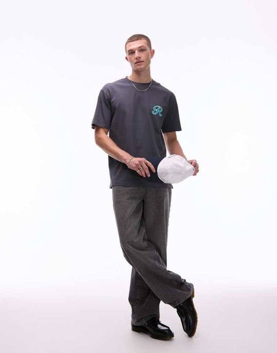 Topman tung avslappnad t-shirt med bokstäver i chenillebroderi i kolgrå - Image 2
