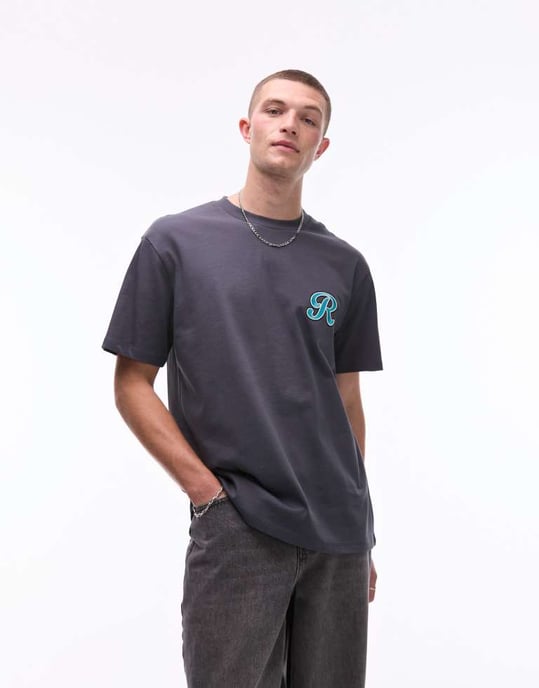 Topman tung avslappnad t-shirt med bokstäver i chenillebroderi i kolgrå - Image 3