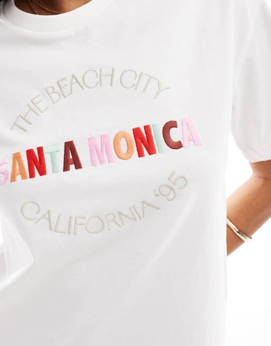 Vero Moda boxy t-shirt med broderi av Santa Monica i vitt - Image 3