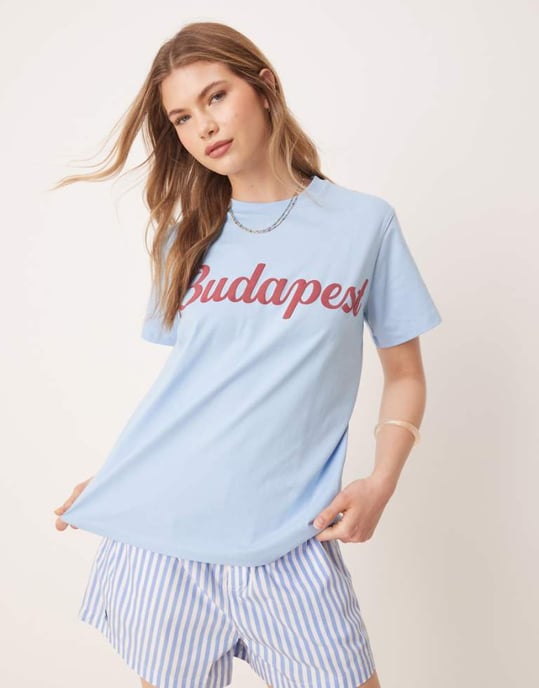 ASOS DESIGN regular passform t-shirt med Budapest-grafik i blått - Image 1