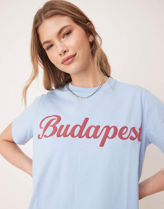 ASOS DESIGN regular passform t-shirt med Budapest-grafik i blått - Image 2