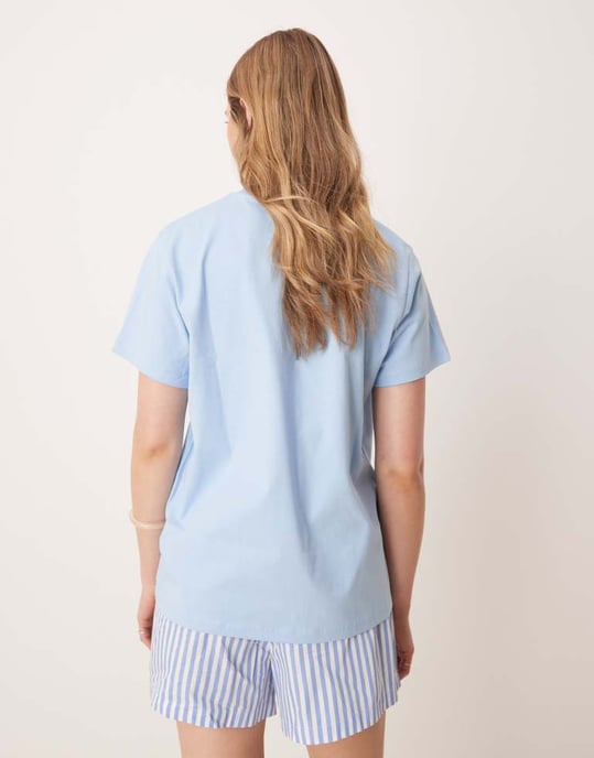 ASOS DESIGN regular passform t-shirt med Budapest-grafik i blått - Image 3