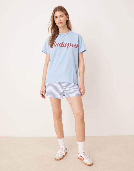 ASOS DESIGN regular passform t-shirt med Budapest-grafik i blått - Image 4