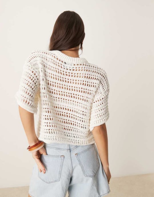 ASOS DESIGN avslappnad kortärmad t-shirt i mockcrochet-stickning i krämfärg - Image 3