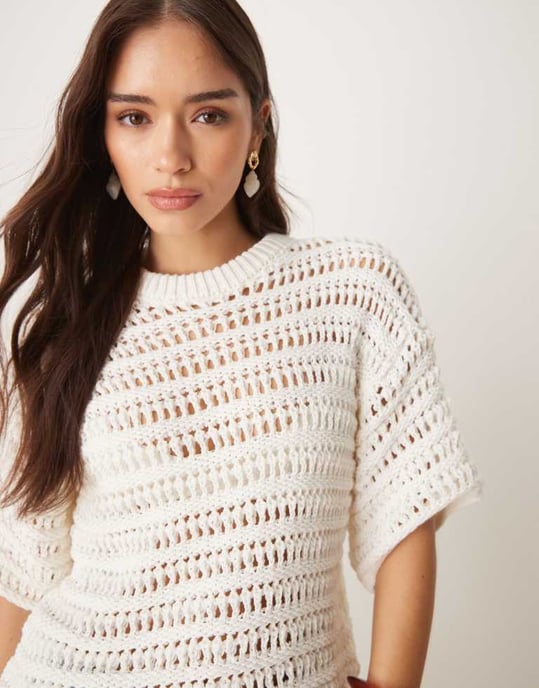 ASOS DESIGN avslappnad kortärmad t-shirt i mockcrochet-stickning i krämfärg - Image 4