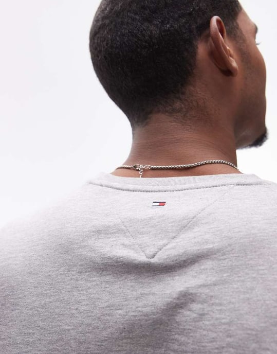 Tommy Hilfiger t-shirt med logotyp i grått - Image 2