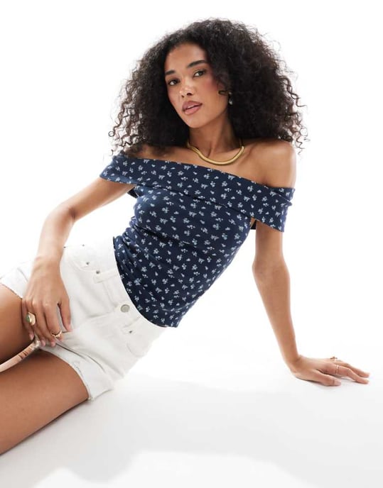 Hollister off shoulder kortärmad topp i marinblått blommönster - Image 1