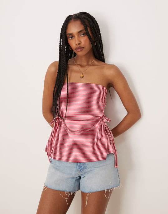 ASOS DESIGN randig rynkad knyt-sida bandeau i röd - Image 1
