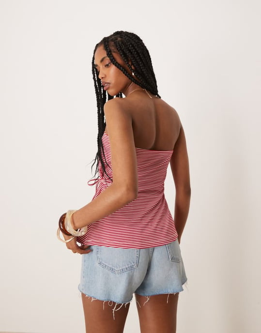 ASOS DESIGN randig rynkad knyt-sida bandeau i röd - Image 4