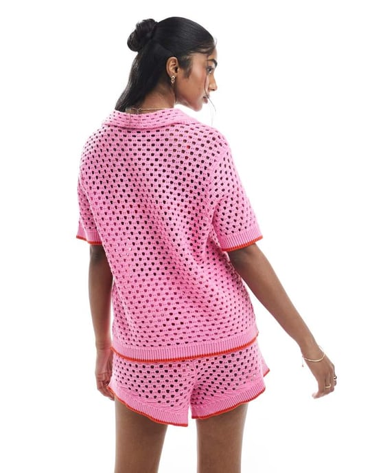 Pieces öppen stickad boxy polotröja set i rosa och rött - Image 2