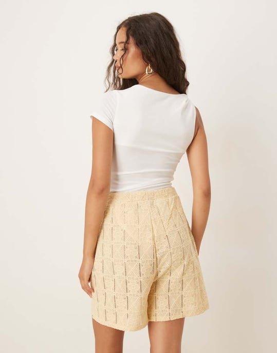 ASOS DESIGN draperad twist axelcutout kortärmad bodysuit i grädde - Image 2