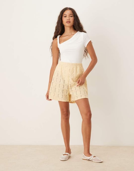 ASOS DESIGN draperad twist axelcutout kortärmad bodysuit i grädde - Image 4