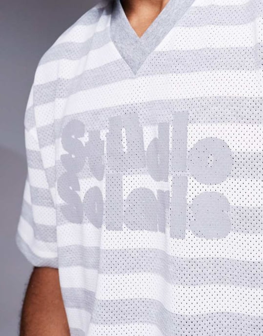 ASOS DESIGN boxig oversized t-shirt med v-ringning och textgrafik i texturerad rand - Image 2