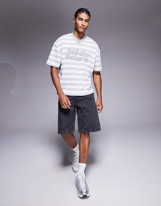 ASOS DESIGN boxig oversized t-shirt med v-ringning och textgrafik i texturerad rand - Image 3