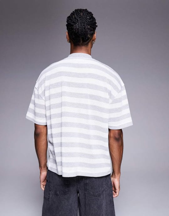 ASOS DESIGN boxig oversized t-shirt med v-ringning och textgrafik i texturerad rand - Image 4