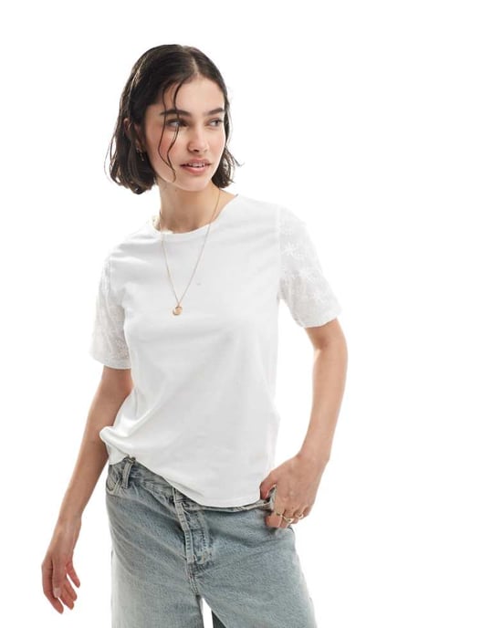 Pieces boxy fit t-shirt med broderade ärmar i vitt - Image 1