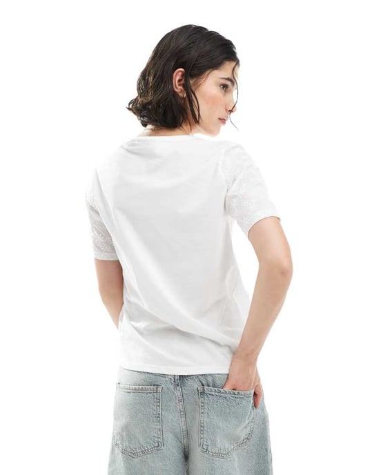 Pieces boxy fit t-shirt med broderade ärmar i vitt - Image 3