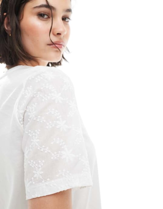 Pieces boxy fit t-shirt med broderade ärmar i vitt - Image 4