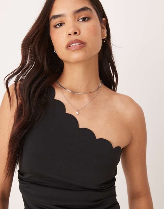 YAS scallopdetalj premium strukturerad jersey topp i svart - Image 2