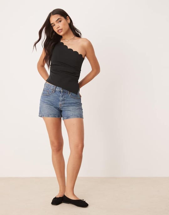YAS scallopdetalj premium strukturerad jersey topp i svart - Image 3
