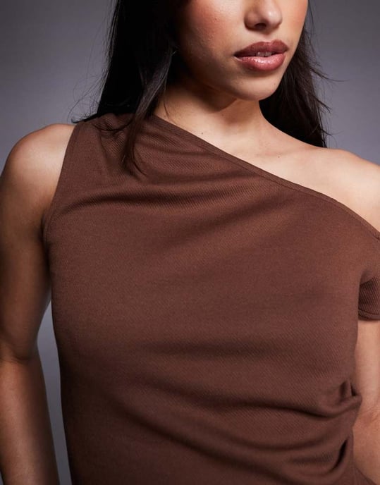 ASOS DESIGN jersey twill off shoulder topp i brun - Image 3