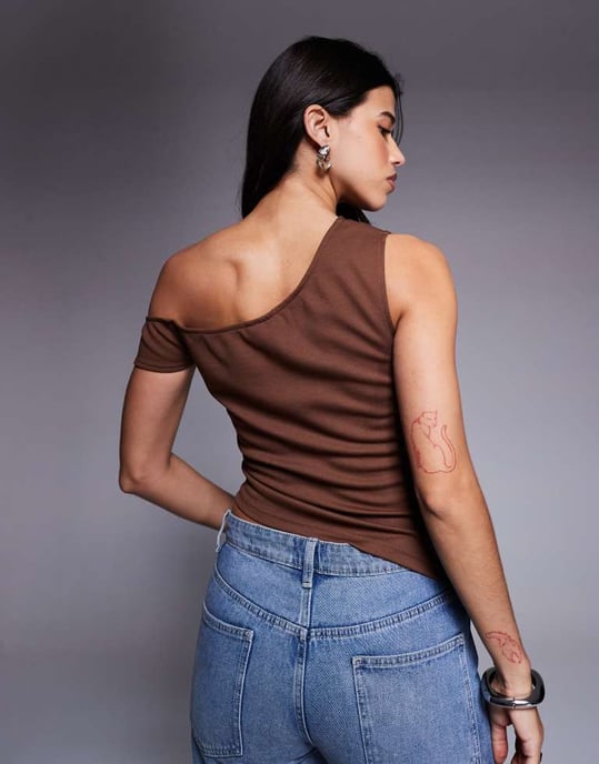 ASOS DESIGN jersey twill off shoulder topp i brun - Image 4