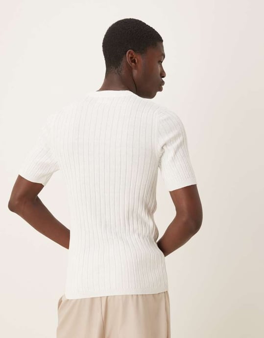 ASOS DESIGN muskelpassform lätt stickad rib t-shirt i vitt - Image 3