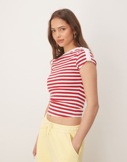 ASOS DESIGN ribbad baby tee med knapprad i röd och krämrandig - Image 1
