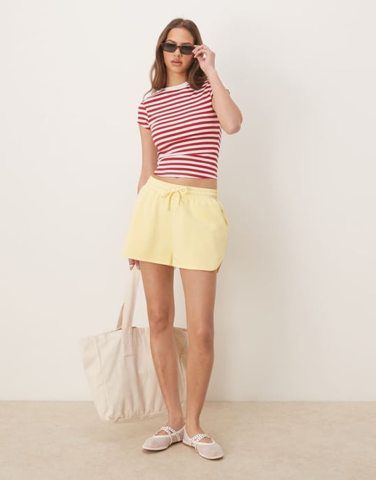 ASOS DESIGN ribbad baby tee med knapprad i röd och krämrandig - Image 2