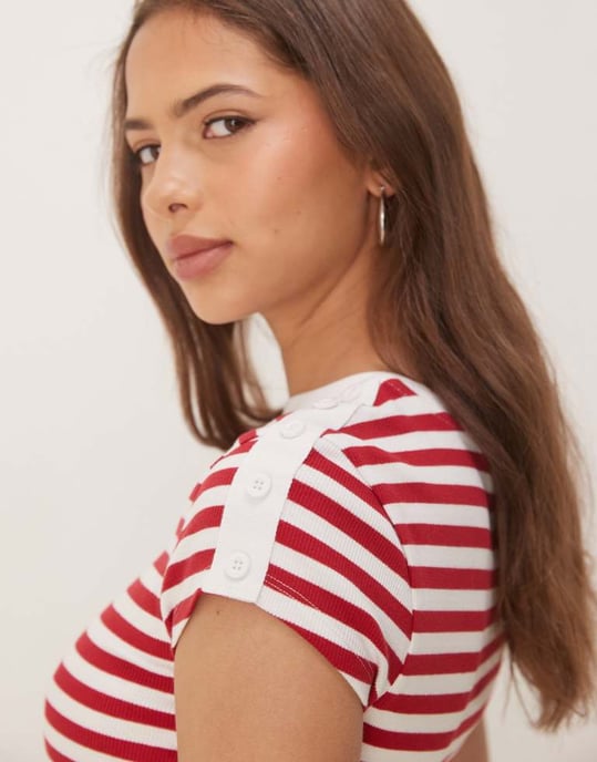 ASOS DESIGN ribbad baby tee med knapprad i röd och krämrandig - Image 3