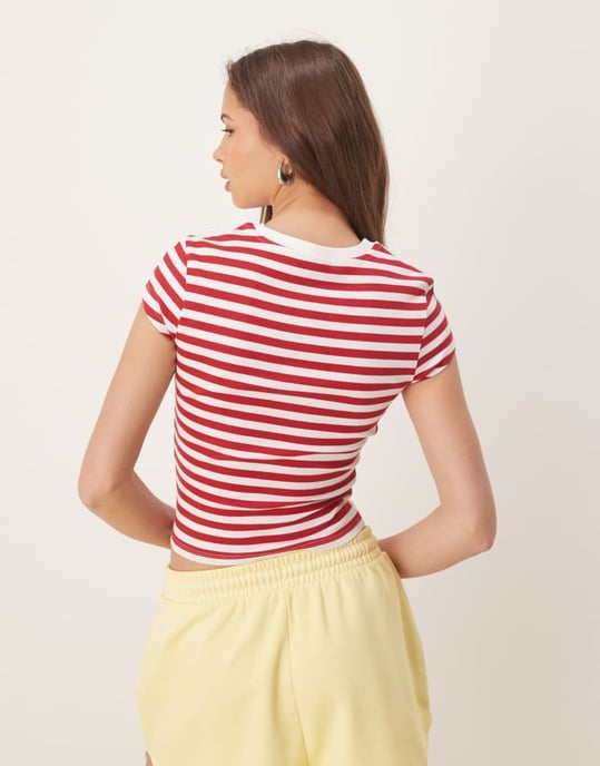 ASOS DESIGN ribbad baby tee med knapprad i röd och krämrandig - Image 4