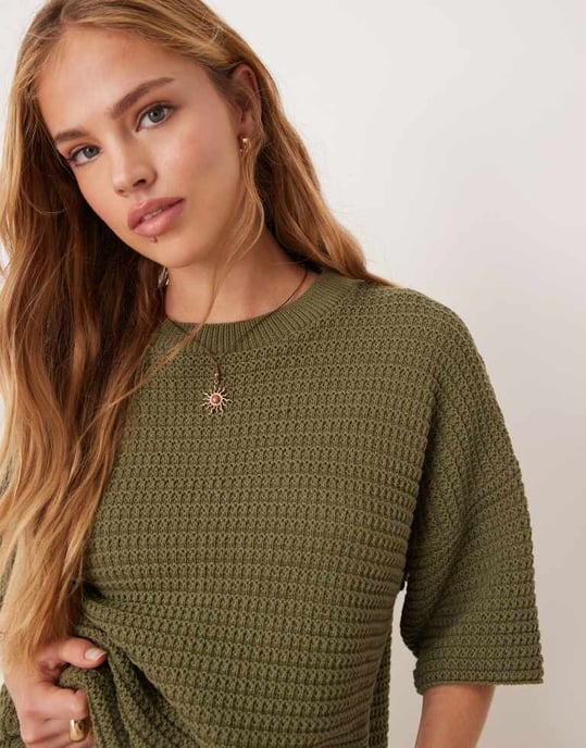 ASOS DESIGN matchande stickad avslappnad t-shirt i khaki - Image 2