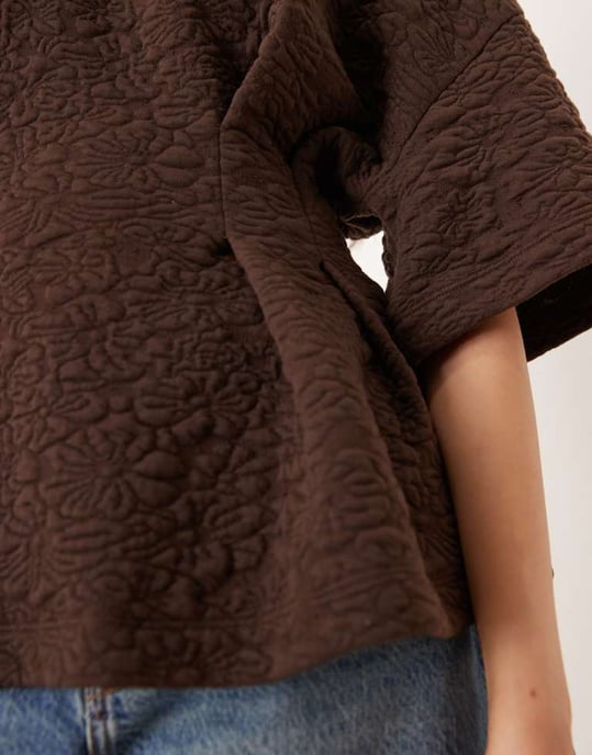 ASOS DESIGN kortärmad topp i chokladblommig jacquard - Image 3