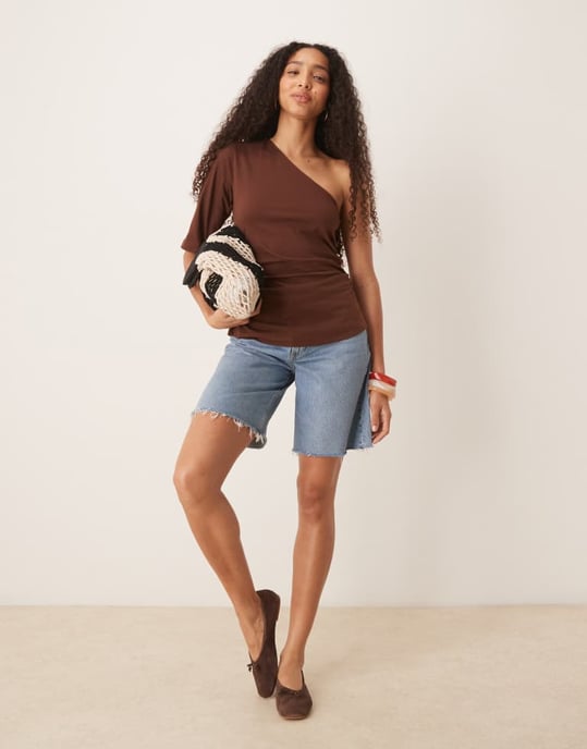 ASOS DESIGN asymmetrisk snörd t-shirt i brunt - Image 2