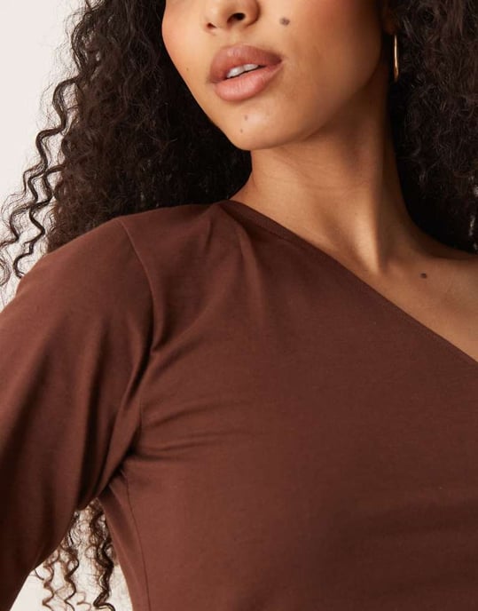 ASOS DESIGN asymmetrisk snörd t-shirt i brunt - Image 3