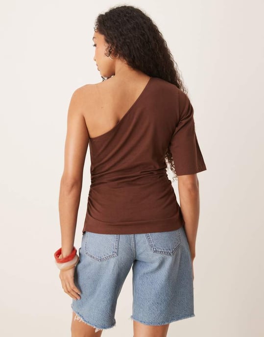ASOS DESIGN asymmetrisk snörd t-shirt i brunt - Image 4