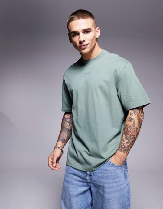 HUGO Red dapolino avslappnad passform t-shirt i khaki - Image 1