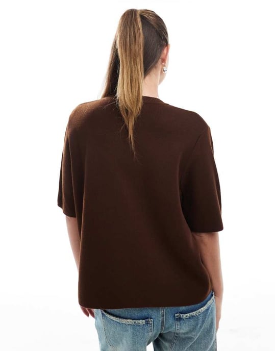 ASOS DESIGN stickad t-shirt med fickor i brunt - Image 2