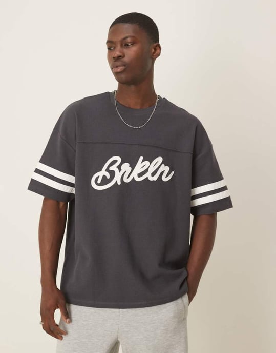 ASOS DESIGN oversized stadapplikation på våfflad tyg i kolgrå - Image 1