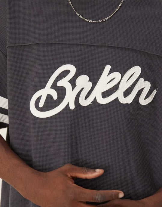 ASOS DESIGN oversized stadapplikation på våfflad tyg i kolgrå - Image 3