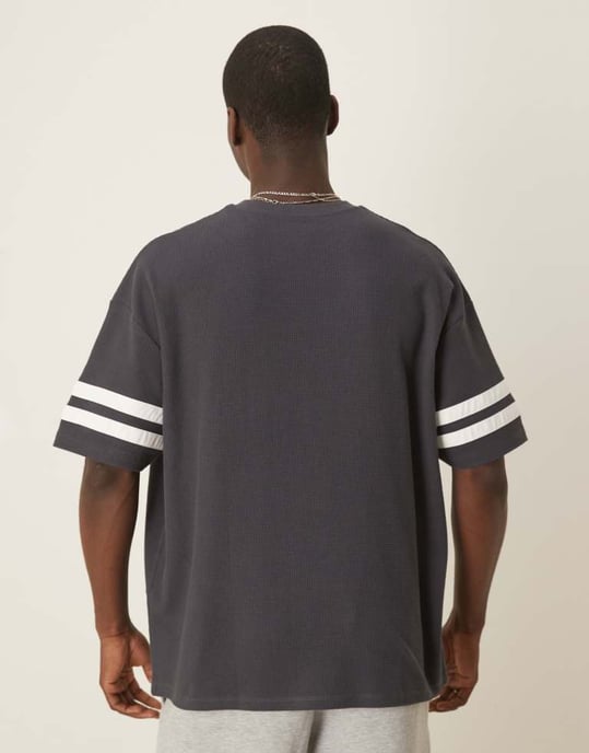 ASOS DESIGN oversized stadapplikation på våfflad tyg i kolgrå - Image 4