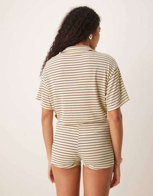 ASOS DESIGN kortärmad rugbykrage topp set i gul och chokladrand - Image 3