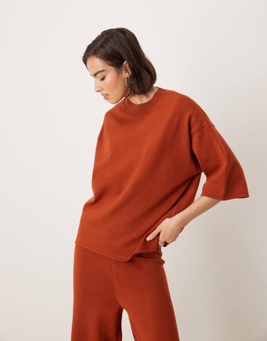 ASOS DESIGN stickad strukturerad t-shirt i rostfärg - Image 1