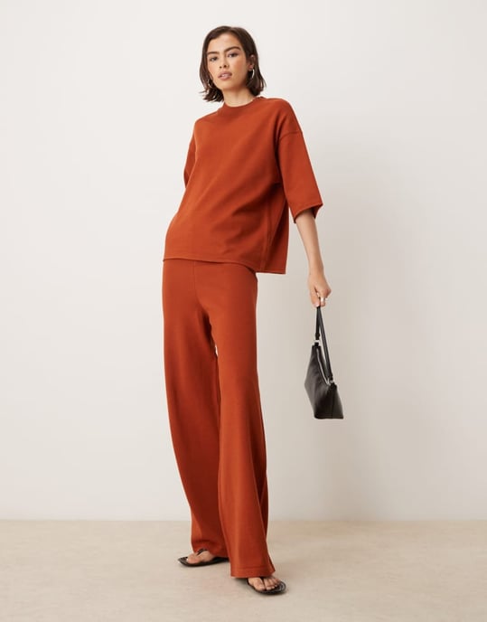 ASOS DESIGN stickad strukturerad t-shirt i rostfärg - Image 2